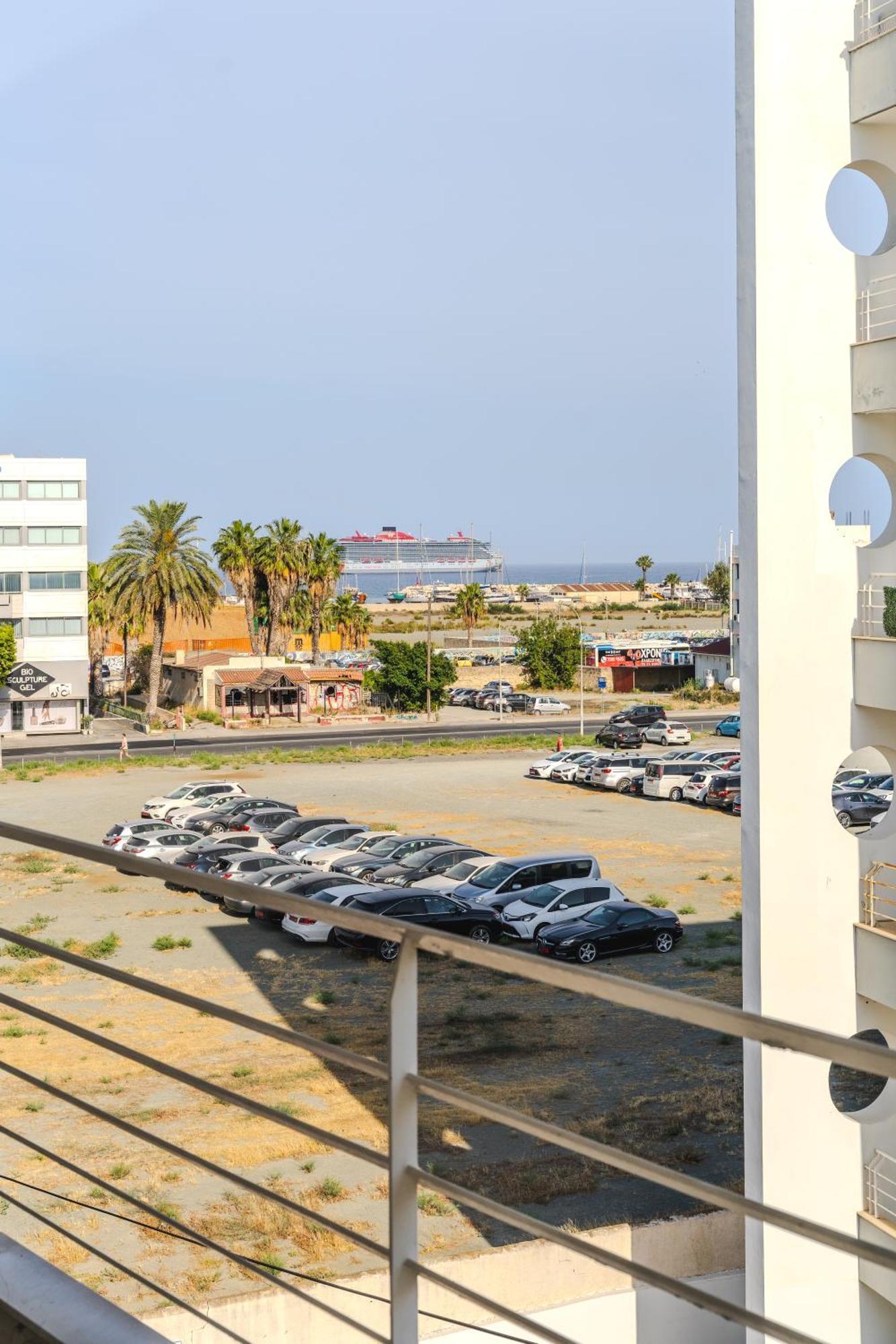 Violet Dusk City Center Flat Larnaca Bagian luar foto