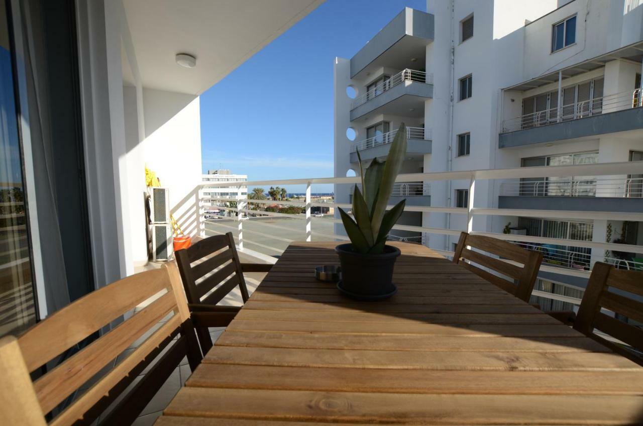 Violet Dusk City Center Flat Larnaca Bagian luar foto